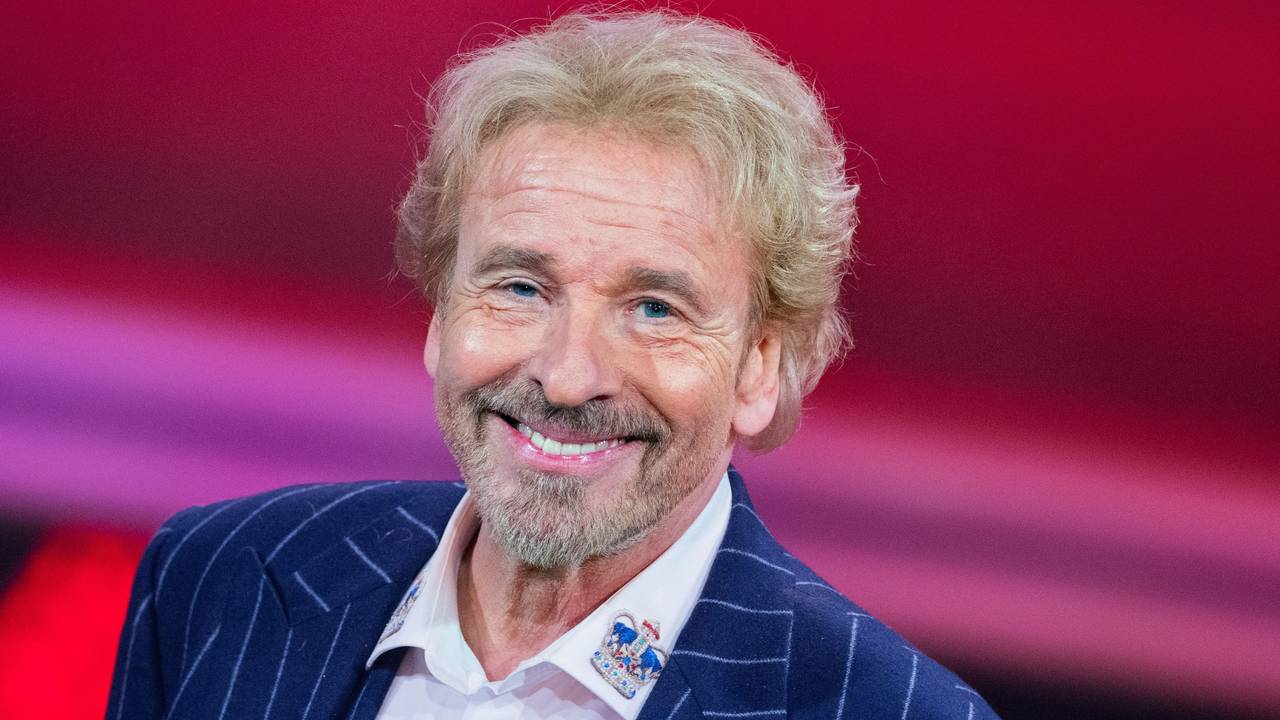 Thomas Gottschalk steht beim RTL-Jahresrückblick "Menschen, Bilder, Emotionen 2022" im Studio.
