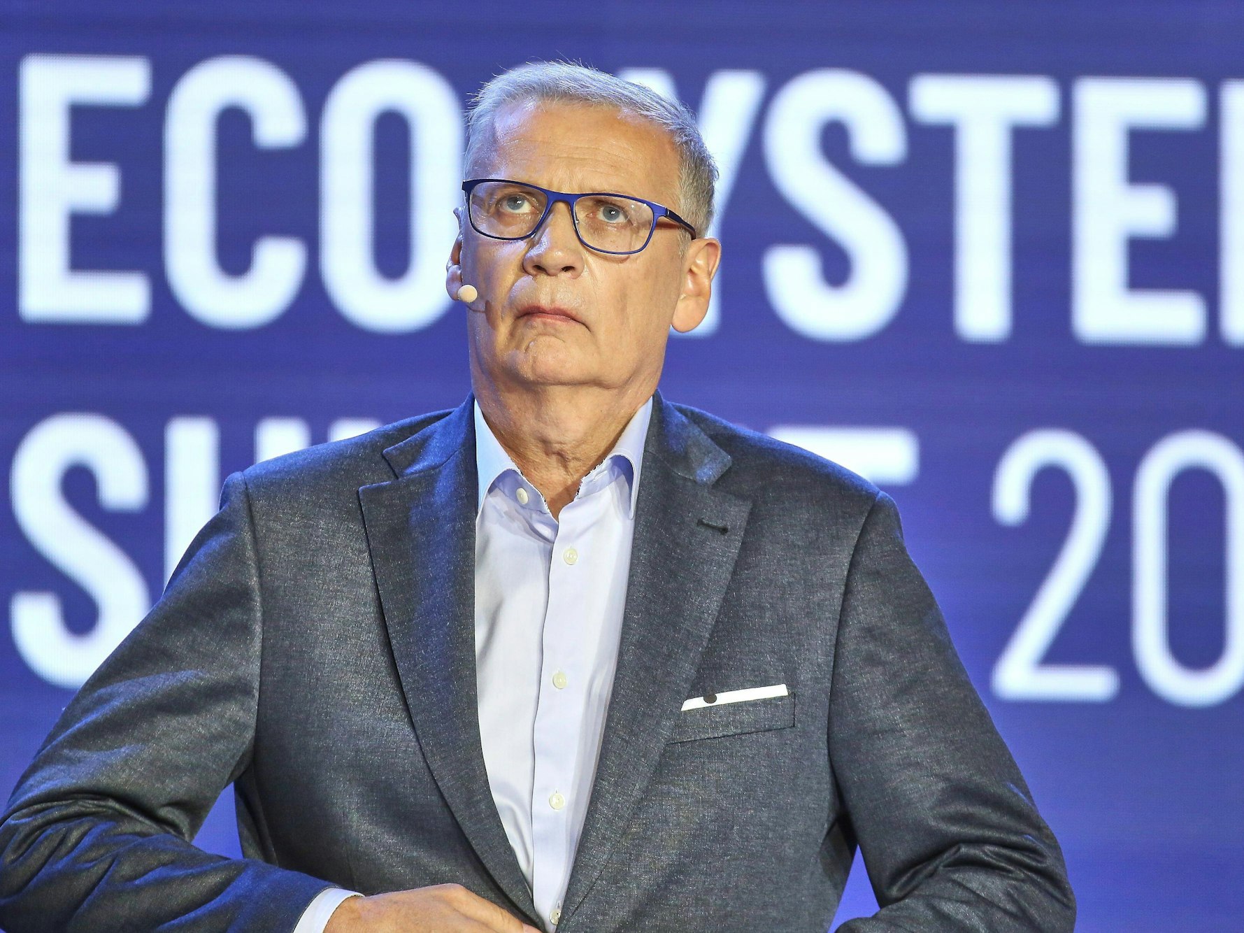 Günther Jauch knöpft sein Sakko zu.