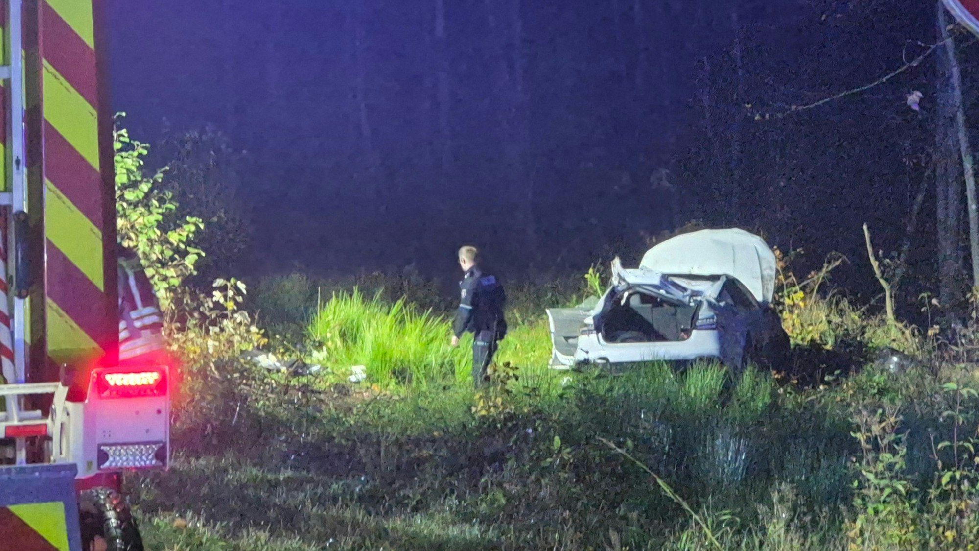 Ein Auto steht nach einem Unfall am Waldrand. Ein Mann hat sich im Rhein-Sieg-Kreis mit seinem Auto überschlagen und dabei schwere Verletzungen erlitten. Der Unfall passierte auf der Bundesstraße 56.