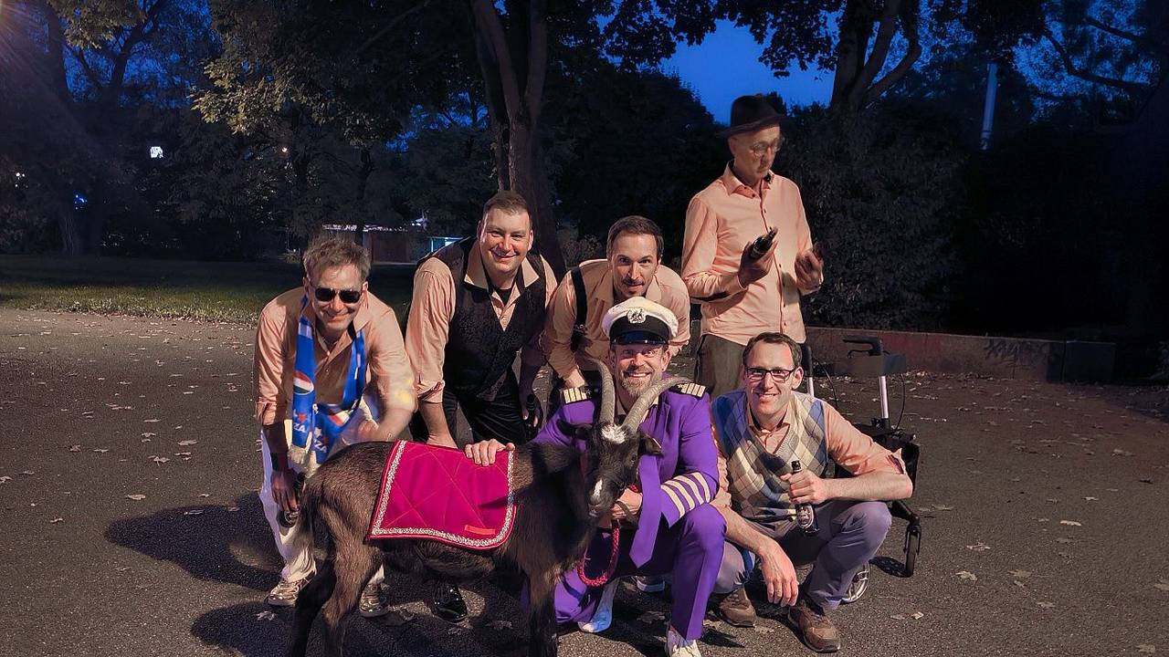 Die Gruppe Tacheles hat einen Geißbock beim Videodreh dabei.