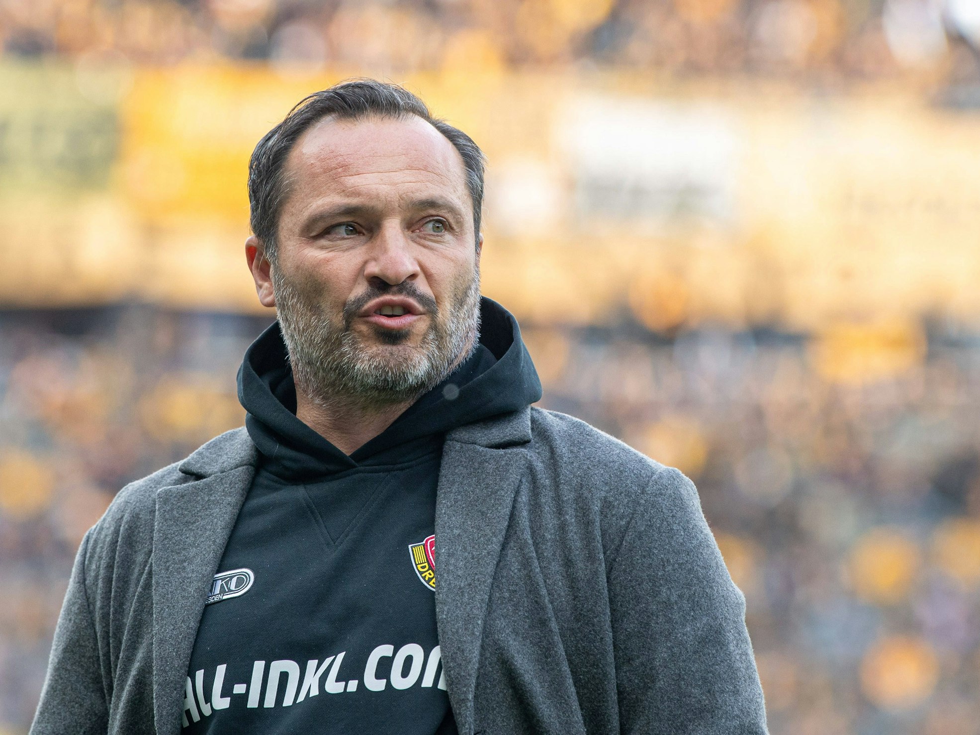 Thomas Brendel steht im Stadion.