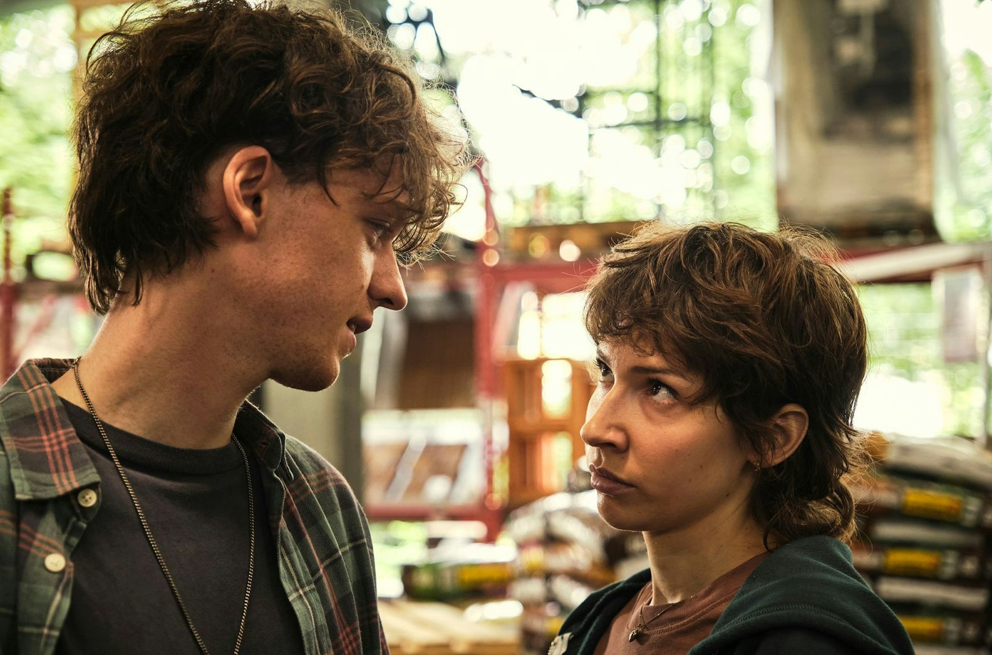 Die Mittzwanziger Mike (Jeremias Meyer) und Nisha (Amina Merai) sind schwer verliebt und wollen heiraten. (Bild: SWR/Benoît Linder)