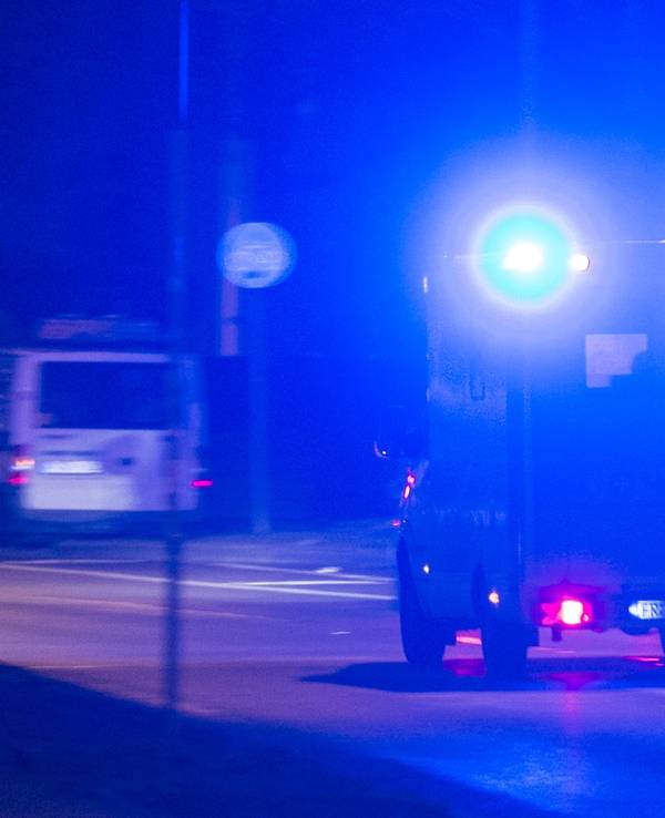 Ein Rettungswagen ist mit Blaulicht unterwegs (Symbolfoto). In Selm bei Dortmund ist ein 14-jähriger Junge tot in einem Wohnhaus gefunden worden.