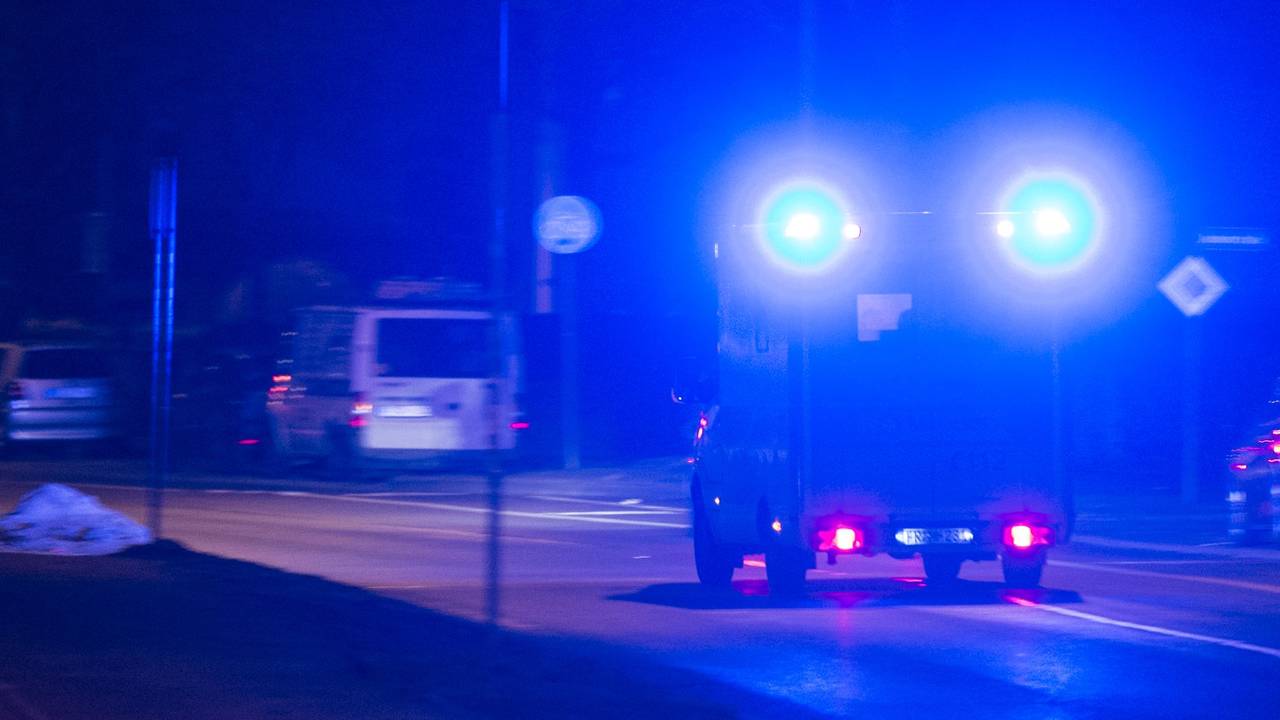 Ein Rettungswagen ist mit Blaulicht unterwegs (Symbolfoto). In Selm bei Dortmund ist ein 14-jähriger Junge tot in einem Wohnhaus gefunden worden.