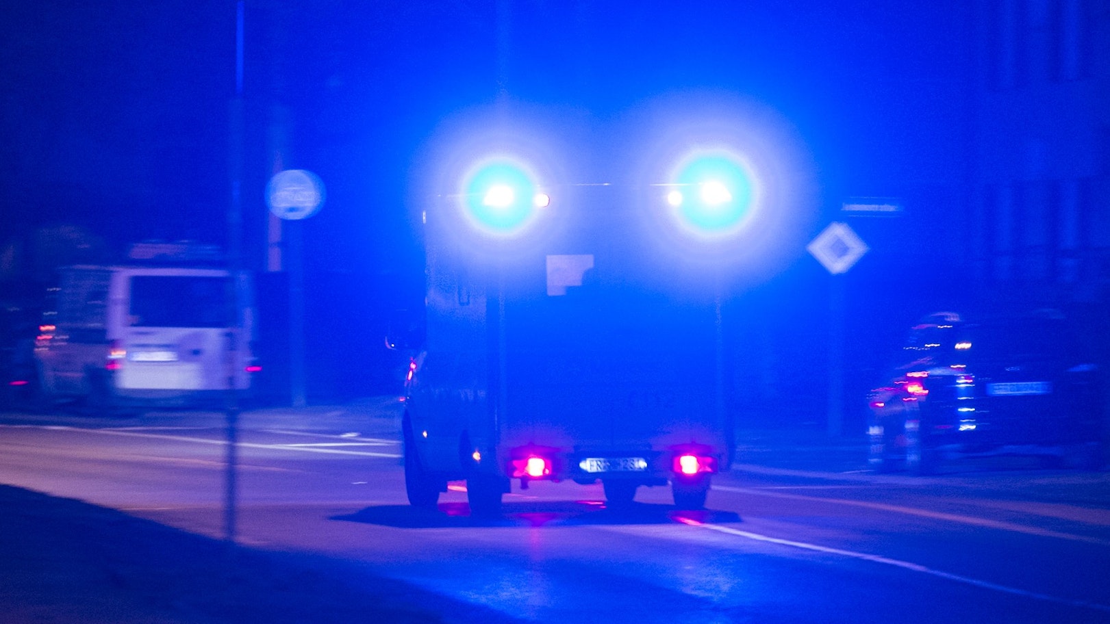 Ein Rettungswagen ist mit Blaulicht unterwegs (Symbolfoto). In Selm bei Dortmund ist ein 14-jähriger Junge tot in einem Wohnhaus gefunden worden.