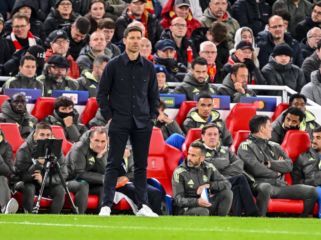 Xabi Alonso steht am Seitenrand.