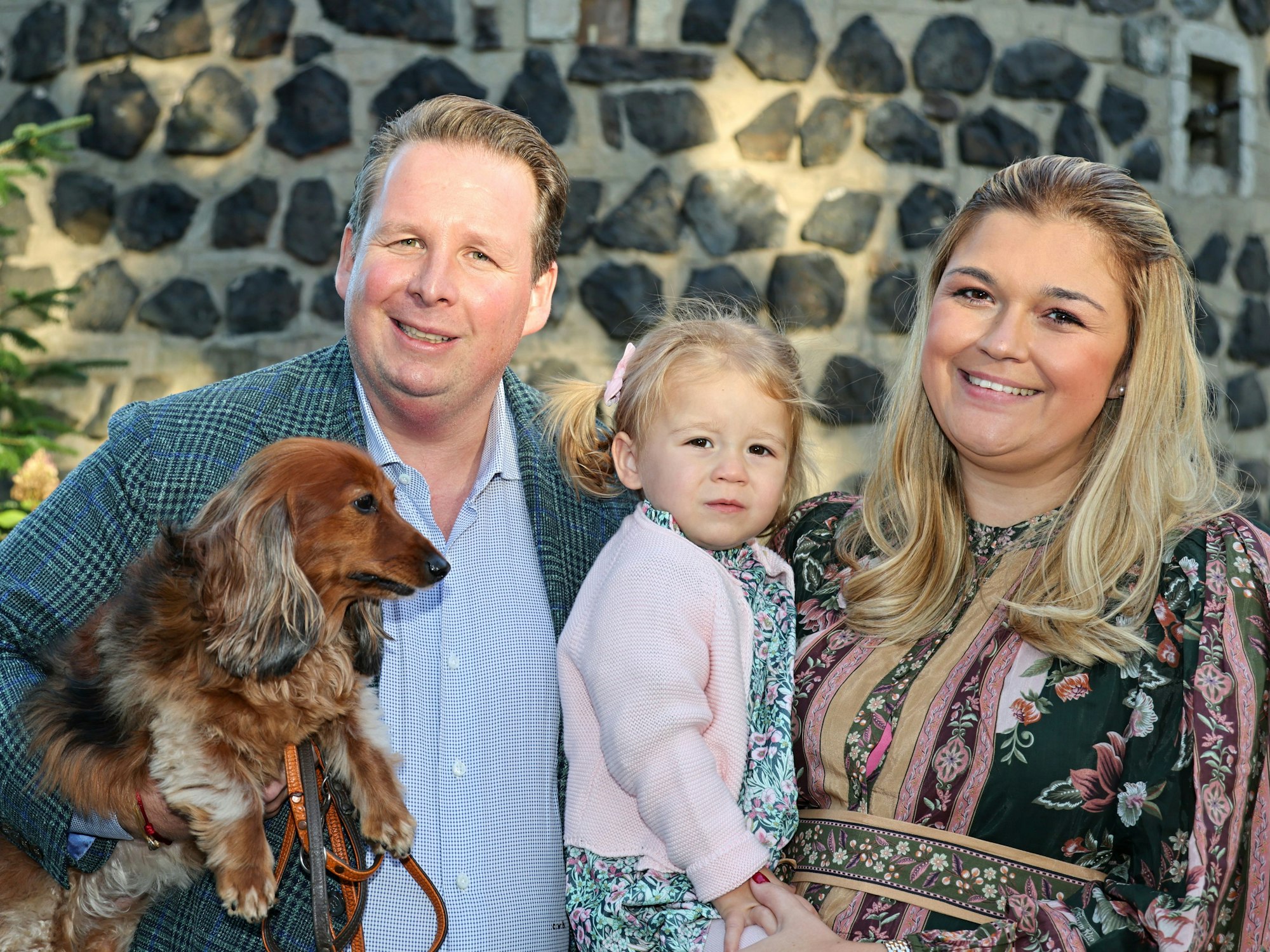 Der Kölner Bauer Clemens mit Frau, Tochter und Dackel.