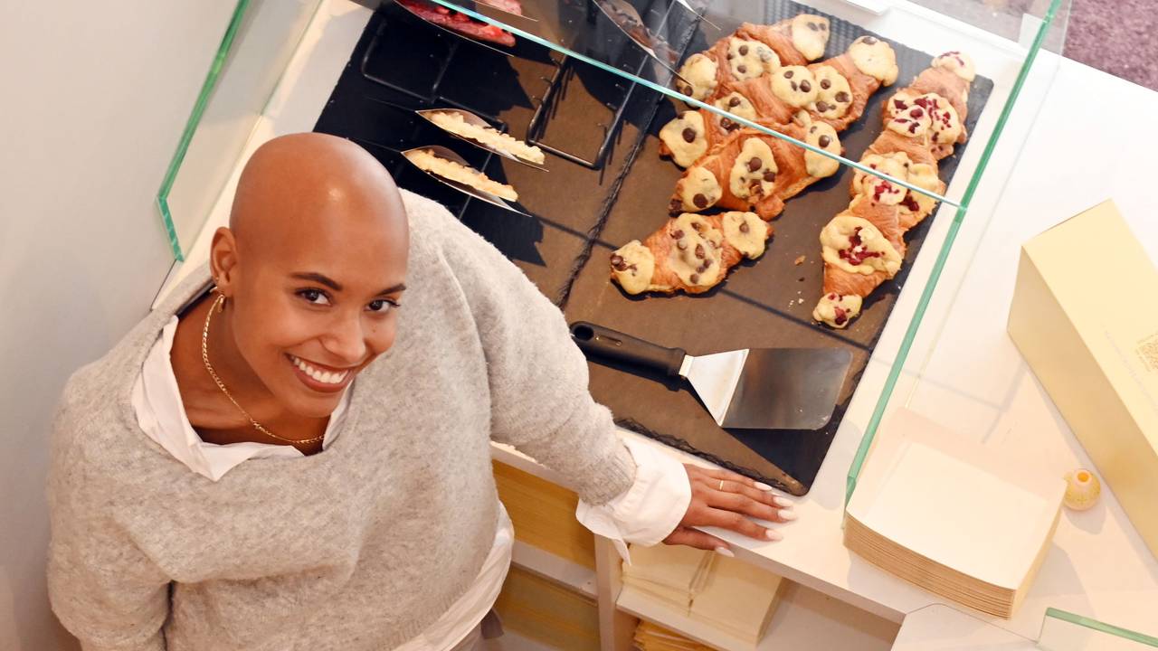 Sharon Battiste steht in ihrem „Madame Croissant“-Laden hinter der Verkaufstheke.