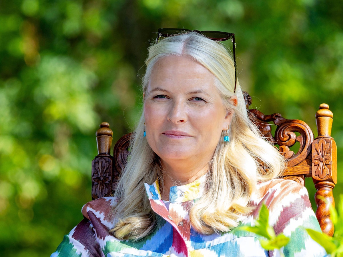 Mette-Marit schaut in die Ferne.