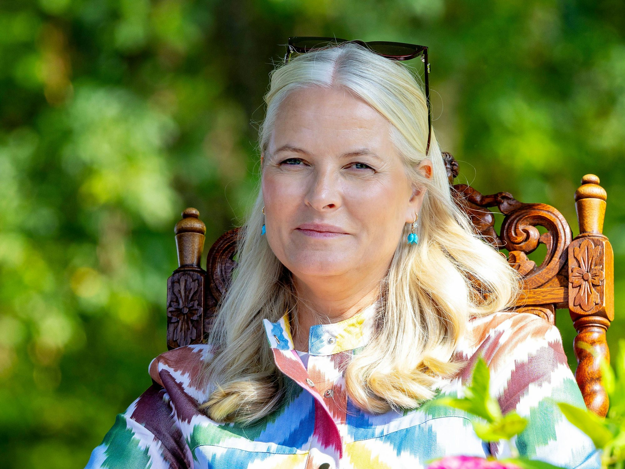 Mette-Marit schaut in die Ferne.