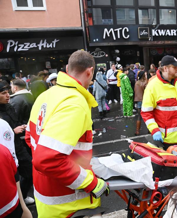 Rettungskräfte sind am 11. November 2024 auf der Zülpicher Straße unterwegs. Eine Anwohnerin schildert ihre Bedenken.