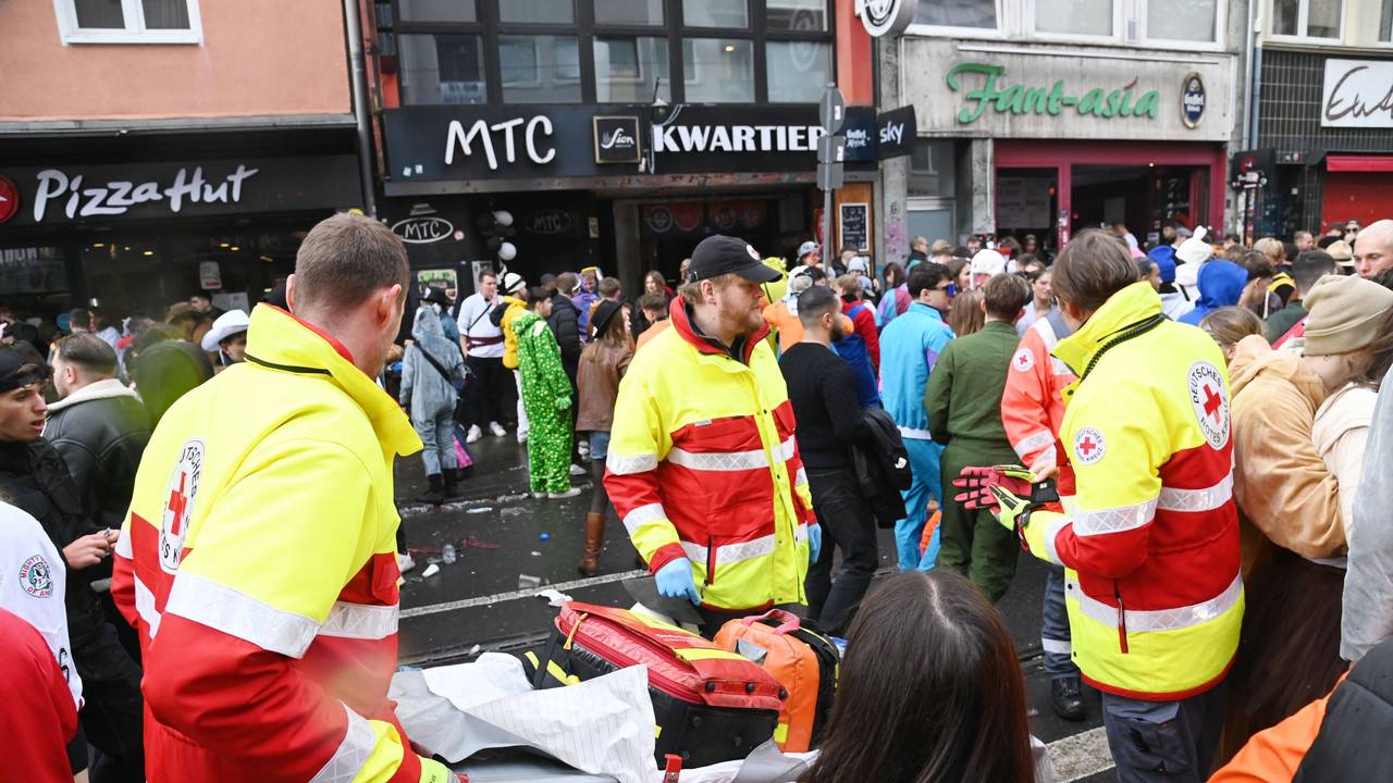 Rettungskräfte sind am 11. November 2024 auf der Zülpicher Straße unterwegs. Eine Anwohnerin schildert ihre Bedenken.
