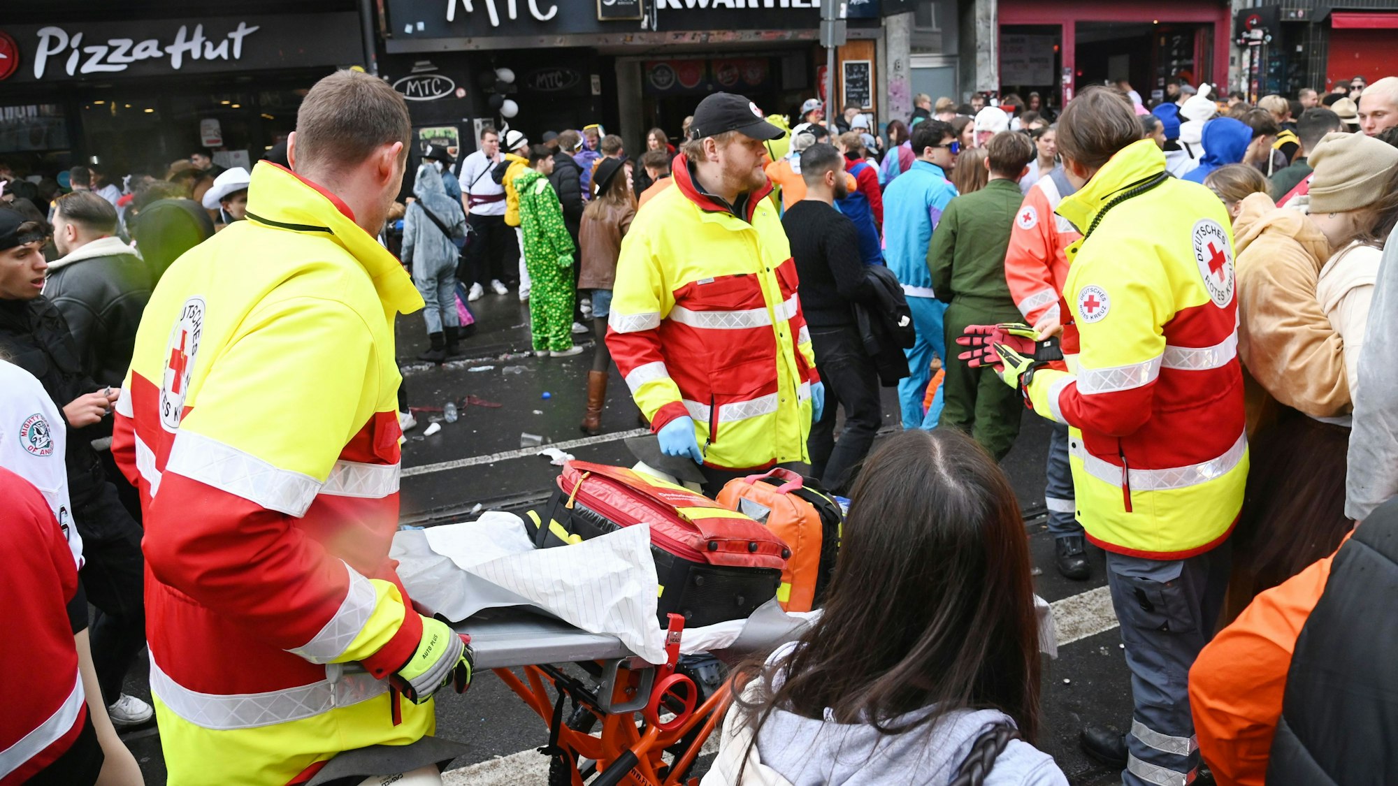 Rettungskräfte sind am 11. November 2024 auf der Zülpicher Straße unterwegs. Eine Anwohnerin schildert ihre Bedenken.