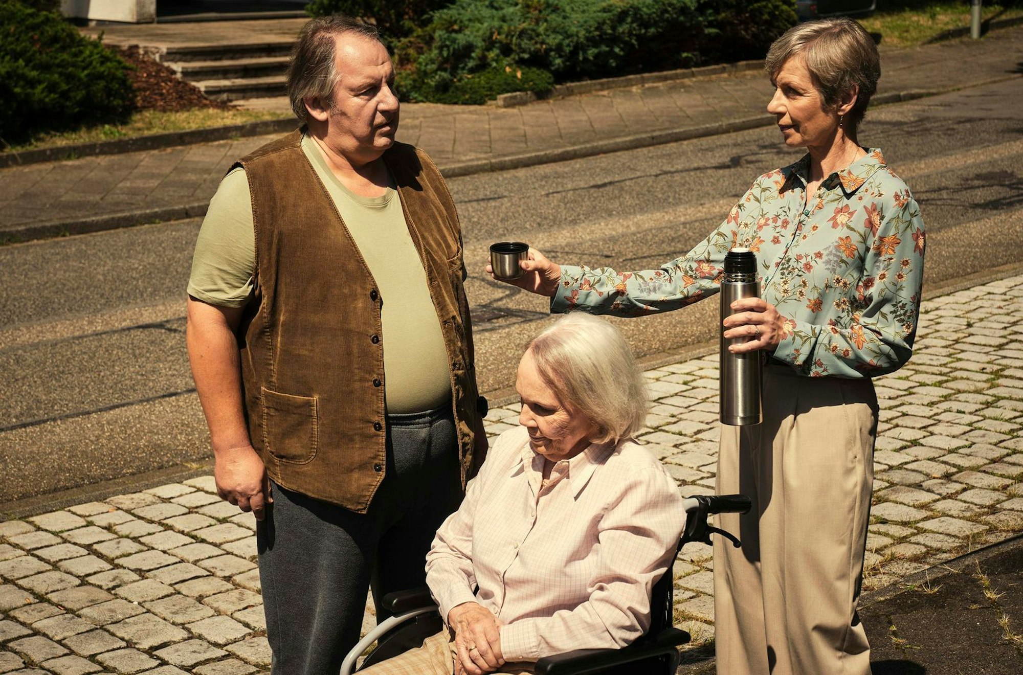 Nachbarn, direkt aus der Hölle: Gerlinde Wagner (Anna Stieblich, rechts), die ihre Mutter pflegt und schon mal Alkohol zur Unterstützung anwendet, und ihr Eigenbrötler-Nachbar Erwin Ramthor (Wolf Bachofner) verstehen sich nicht allzu gut. (Bild: SWR/Benoît Linder)