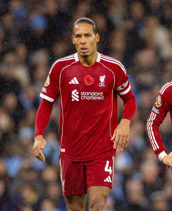 Virgil van Dijk und Florian Wirtz gehen enttäuscht über den Rasen.
