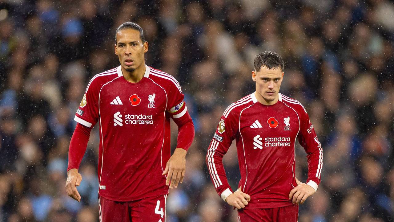 Virgil van Dijk und Florian Wirtz gehen enttäuscht über den Rasen.