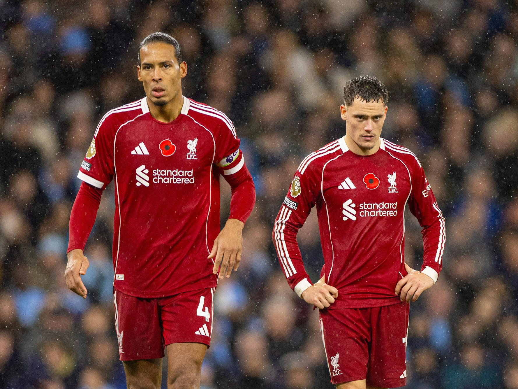 Virgil van Dijk und Florian Wirtz gehen enttäuscht über den Rasen.