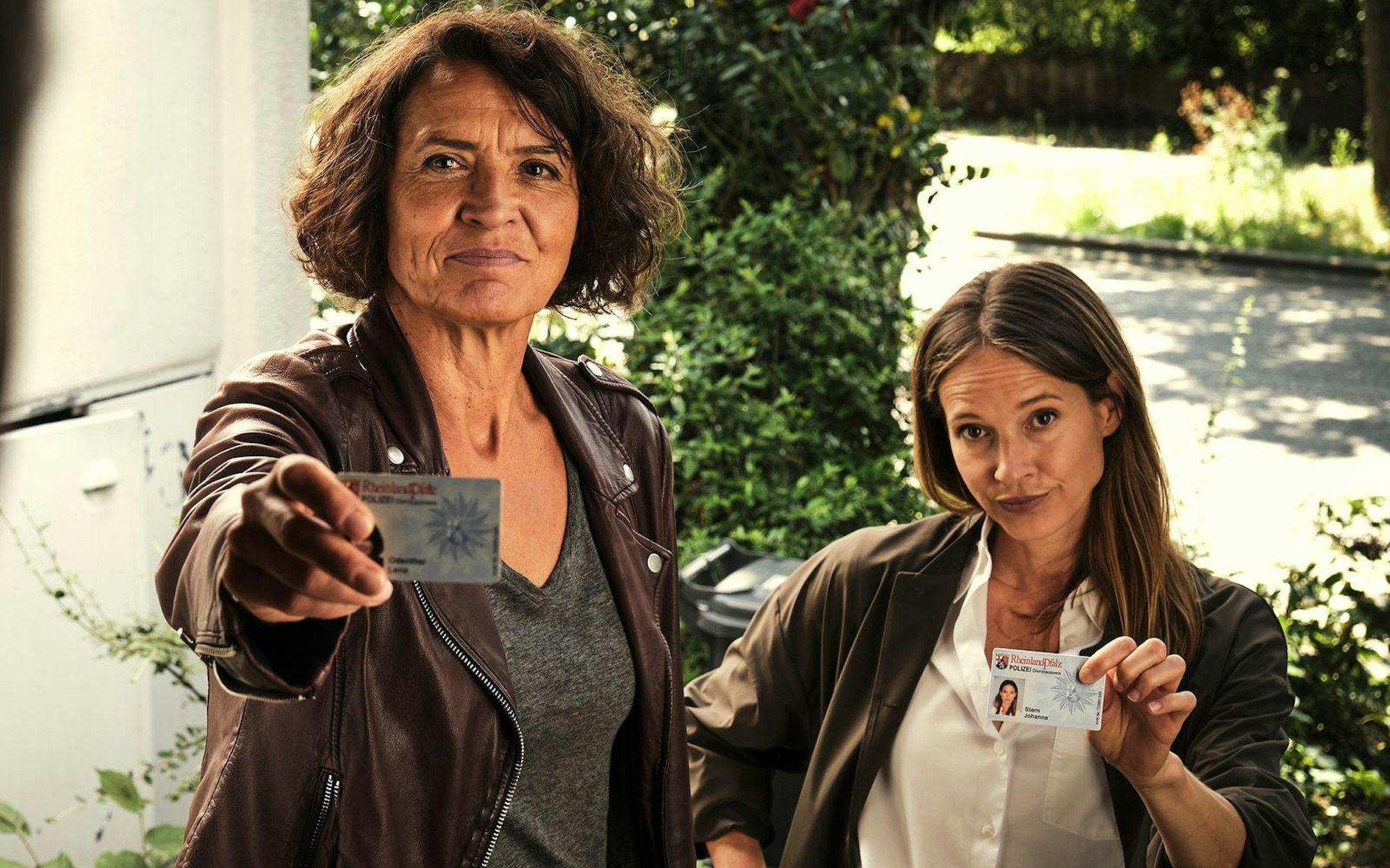 Lena Odenthal (Ulrike Folkerts, links) und Johanna Stern (Lisa Bitter) befragen im „Tatort: Mike & Nisha“ die Nachbarschaft eines verschwundenen Ehepaares. (Bild: SWR/Benoît Linder)