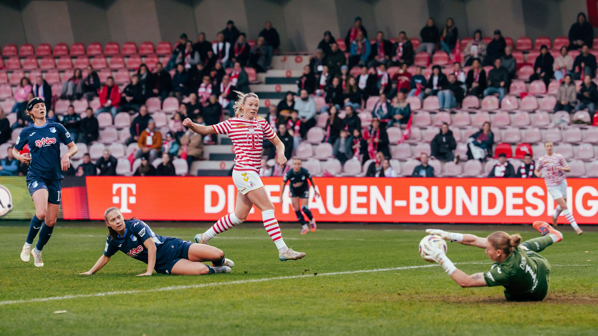 Laura Dick hält einen Schuss von Sandra Jessen.