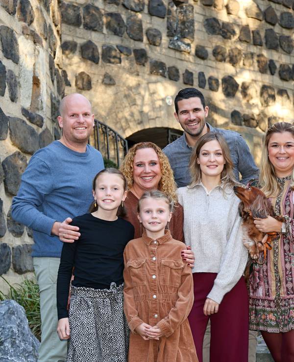 Das designierte Kölner Dreigestirn steht samt Familien zusammen.