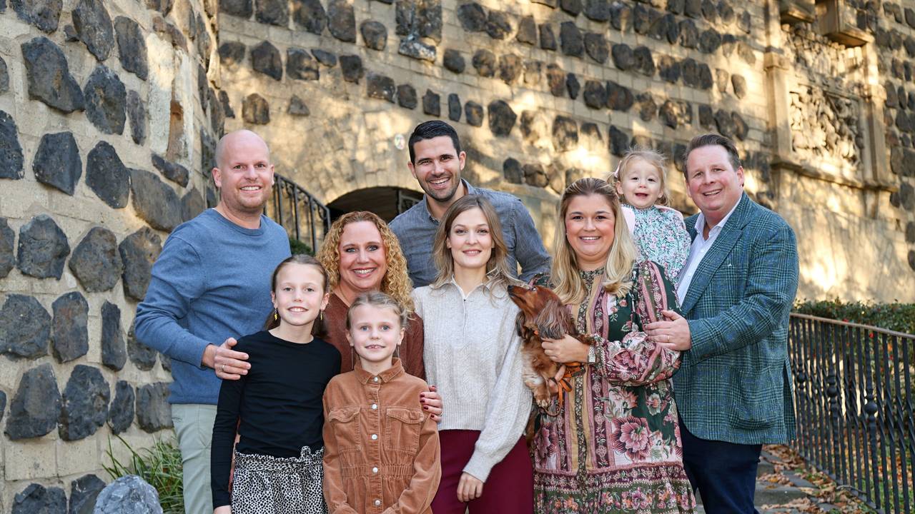 Das designierte Kölner Dreigestirn steht samt Familien zusammen.