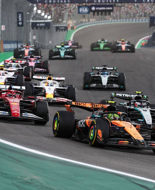 Formel-1-Autos fahren auf eine Kurve zu.