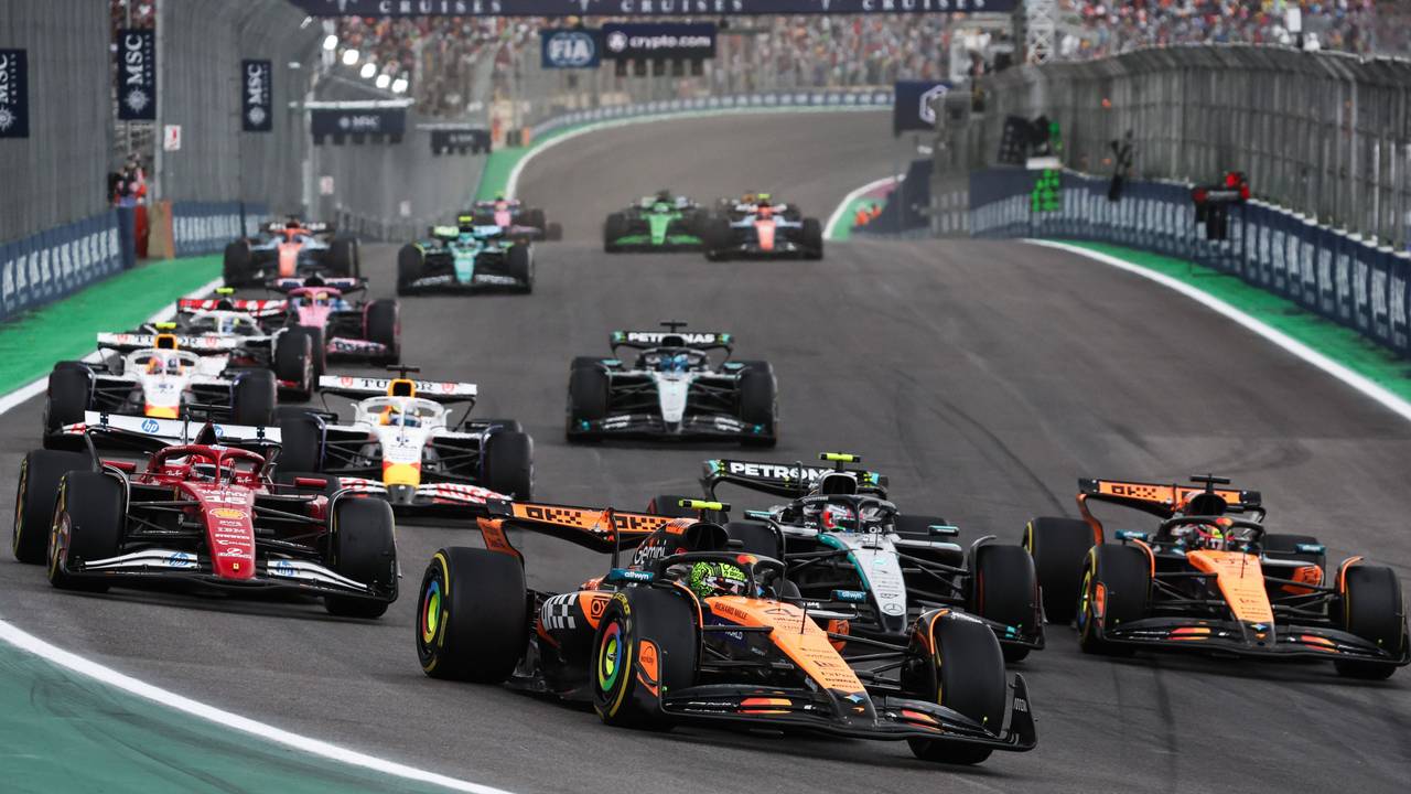Formel-1-Autos fahren auf eine Kurve zu.