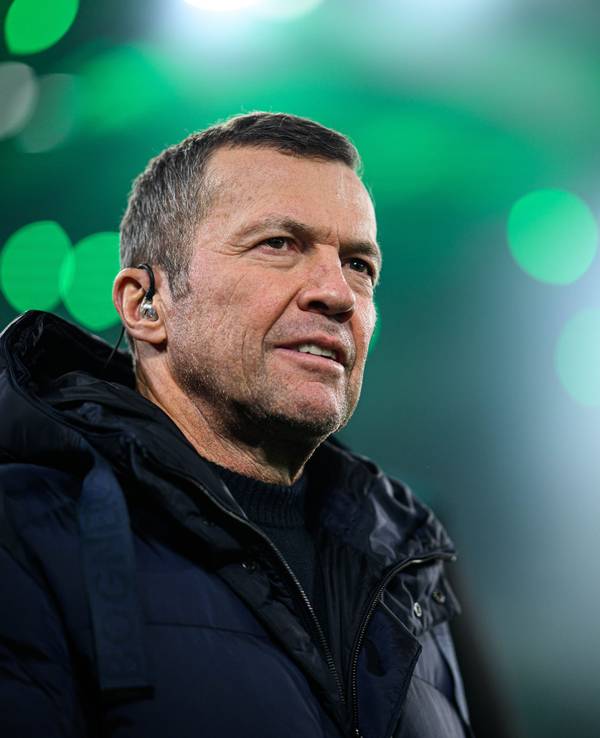 Lothar Matthäus steht im grün erleuchteten Borussia-Park in Mönchengladbach.