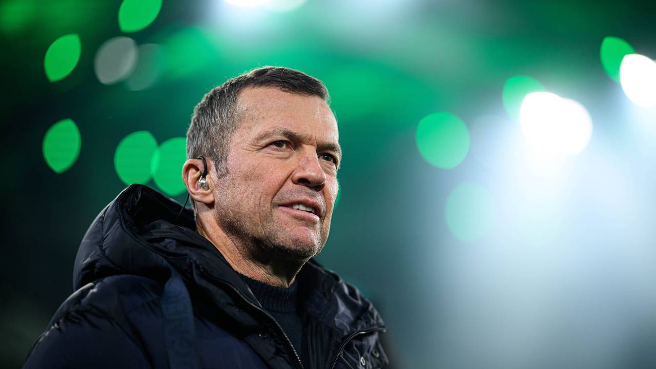 Lothar Matthäus steht im grün erleuchteten Borussia-Park in Mönchengladbach.
