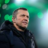 Lothar Matthäus steht im grün erleuchteten Borussia-Park in Mönchengladbach.