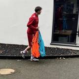 Rav van den Berg trägt Leibchen zum Platz.
