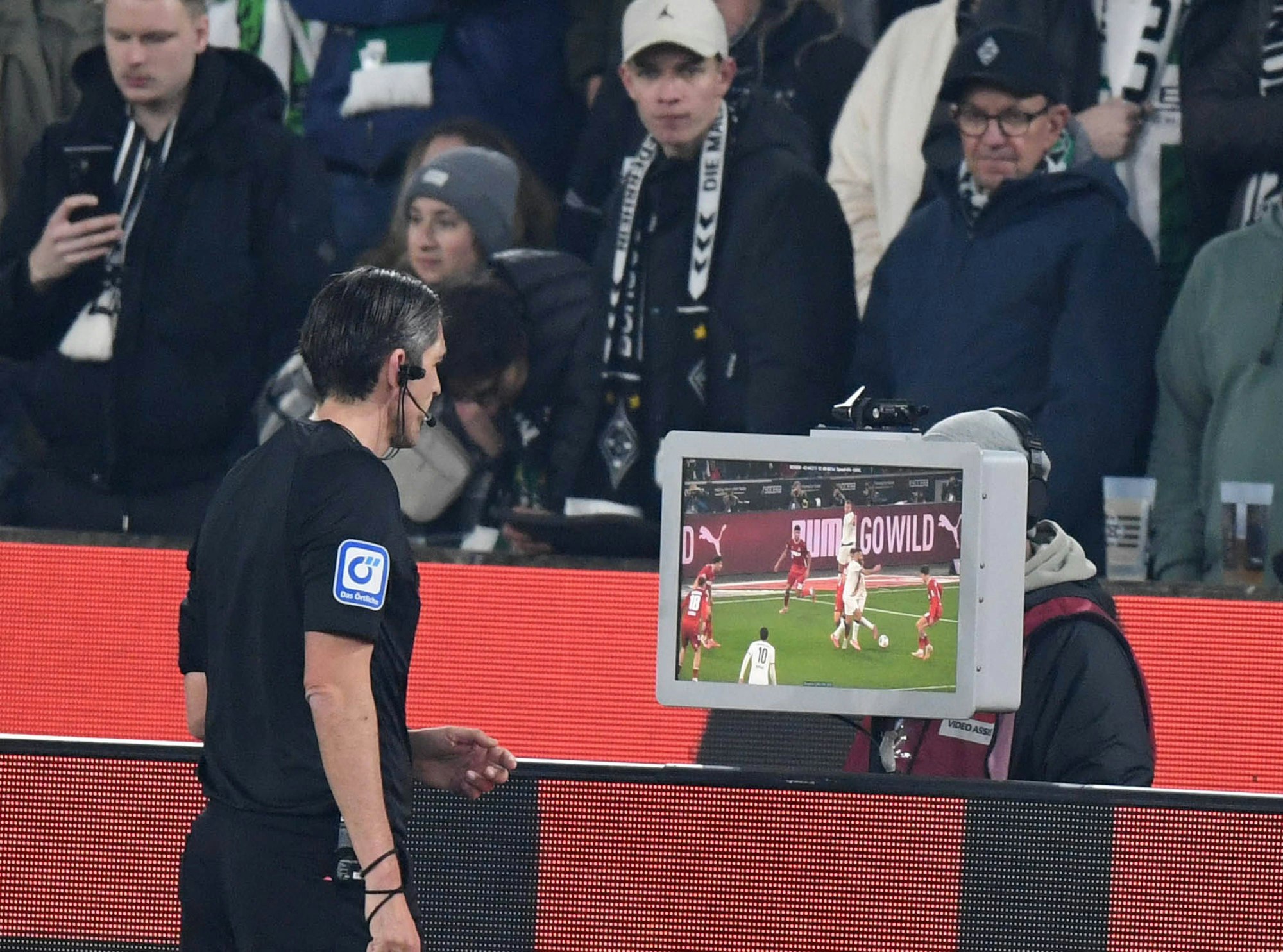 Schiedsrichter Deniz Aytekin überprüft eine Entscheidung im Rhein-Energie-Stadion in Köln.