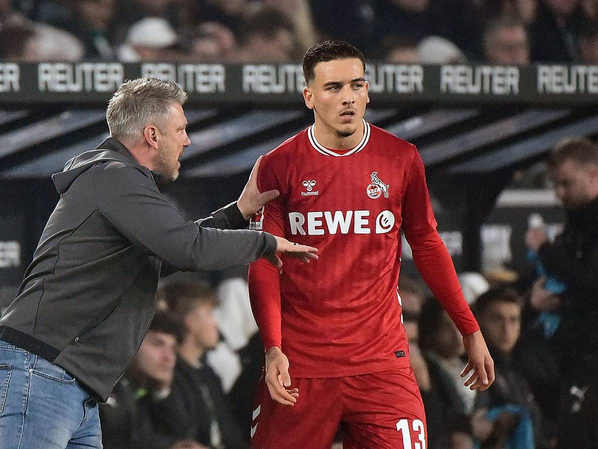 Trainer Lukas Kwasniok und Said El Mala (beide 1. FC Köln) beim Derby in Mönchengladbach am 8. November 2025.