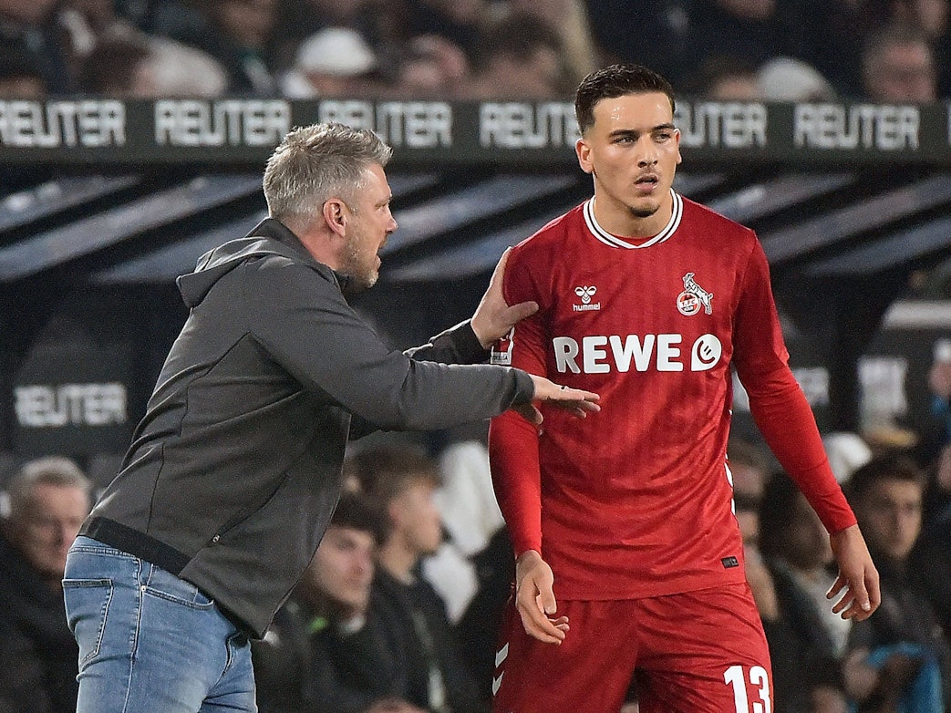 Trainer Lukas Kwasniok und Said El Mala (beide 1. FC Köln) beim Derby in Mönchengladbach am 8. November 2025.