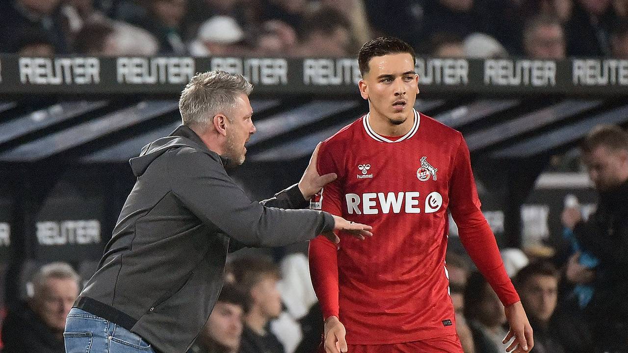 Trainer Lukas Kwasniok und Said El Mala (beide 1. FC Köln) beim Derby in Mönchengladbach am 8. November 2025.