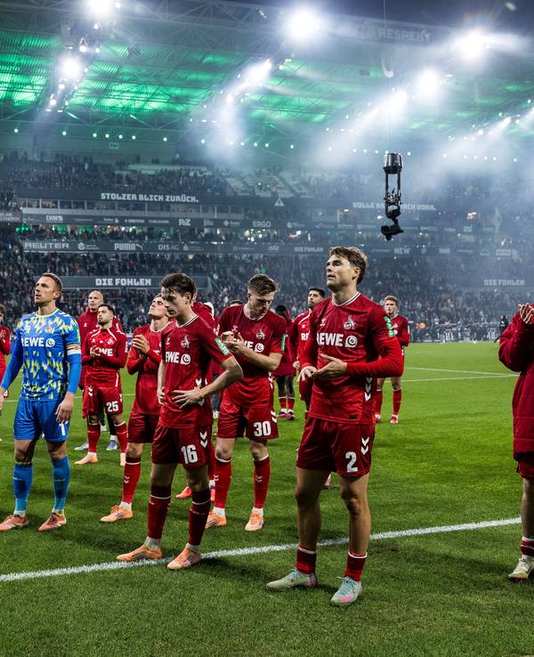Die Spieler des 1. FC Köln bedanken sich niedergeschlagen bei den mitgereisten Fans nach dem 1:3 in Mönchengladbach am 8. November 2025.