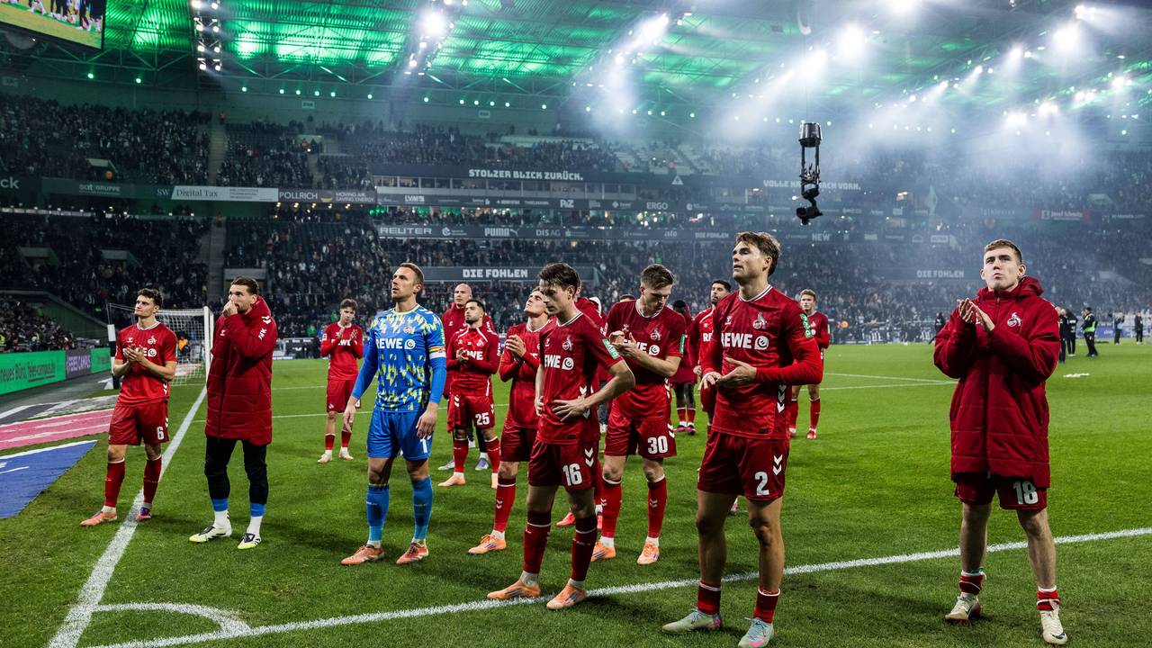 Die Spieler des 1. FC Köln bedanken sich niedergeschlagen bei den mitgereisten Fans nach dem 1:3 in Mönchengladbach am 8. November 2025.