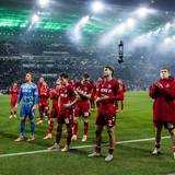 Die Spieler des 1. FC Köln bedanken sich niedergeschlagen bei den mitgereisten Fans nach dem 1:3 in Mönchengladbach am 8. November 2025.