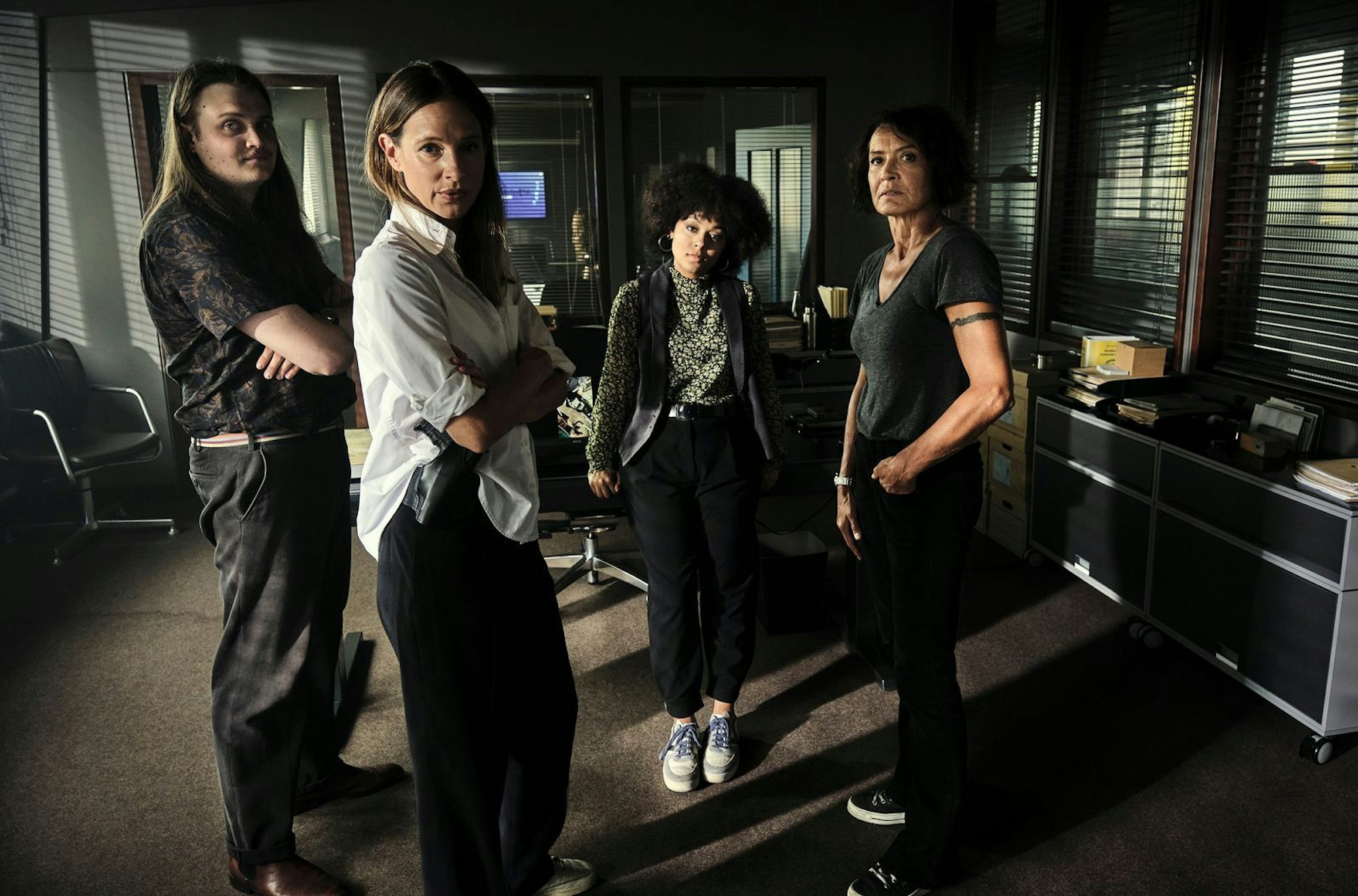 Neben den etablierten Ermittlerinnen Odenthal (Ulrike Folkerts, rechts) und Stern (Lisa Bitter, zweite von links) ermitteln in Ludwigshafen mittlerweile auch die jungen Kräfte Nico Langenkamp (Johannes Scheidweiler) und Mara Hermann (Davina Chanel Fox). (Bild: SWR/Benoît Linder)