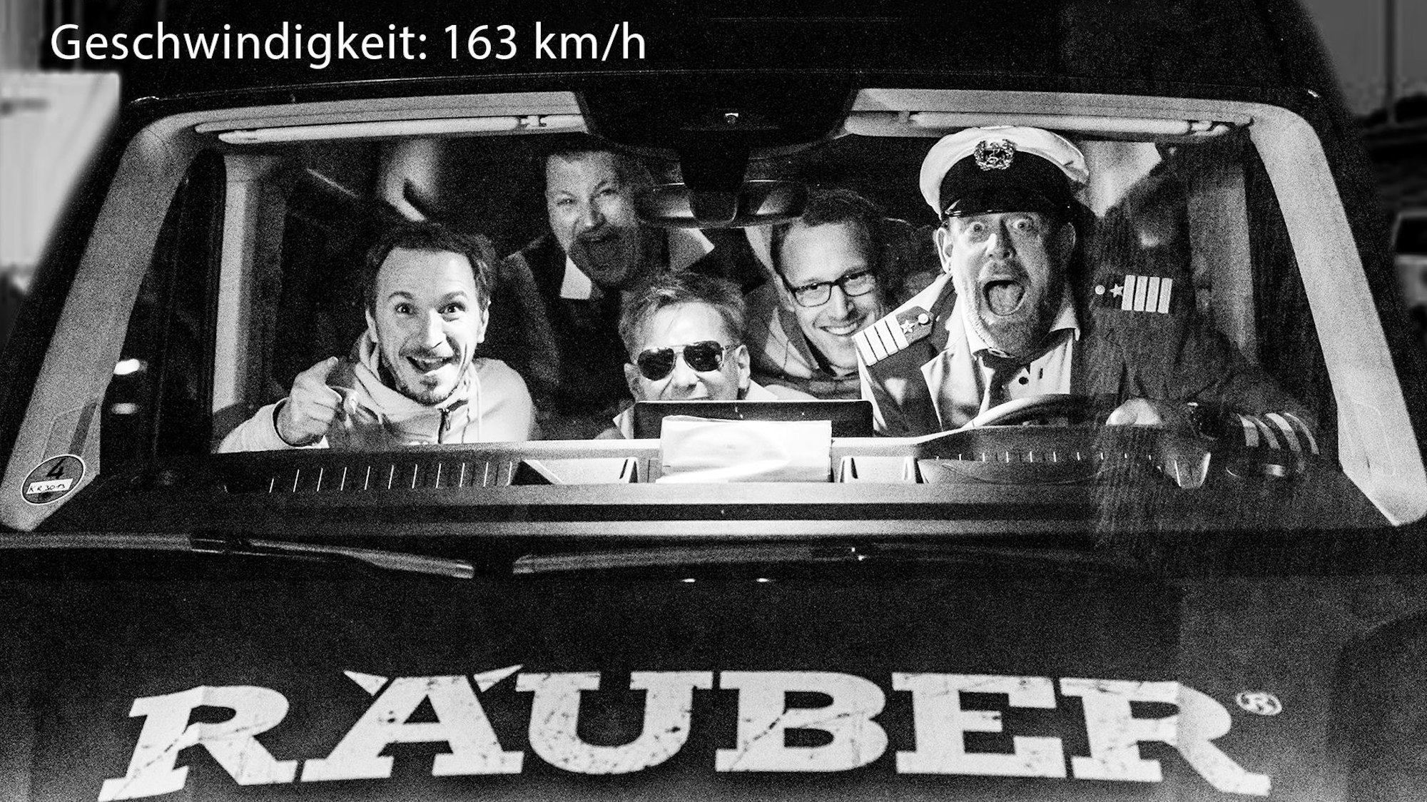 Szene aus dem Video von Tacheles. Die Band wird von einer Radarfalle erwischt.