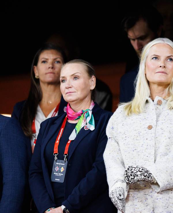 Mette-Marit steht neben Prinz Haakon.