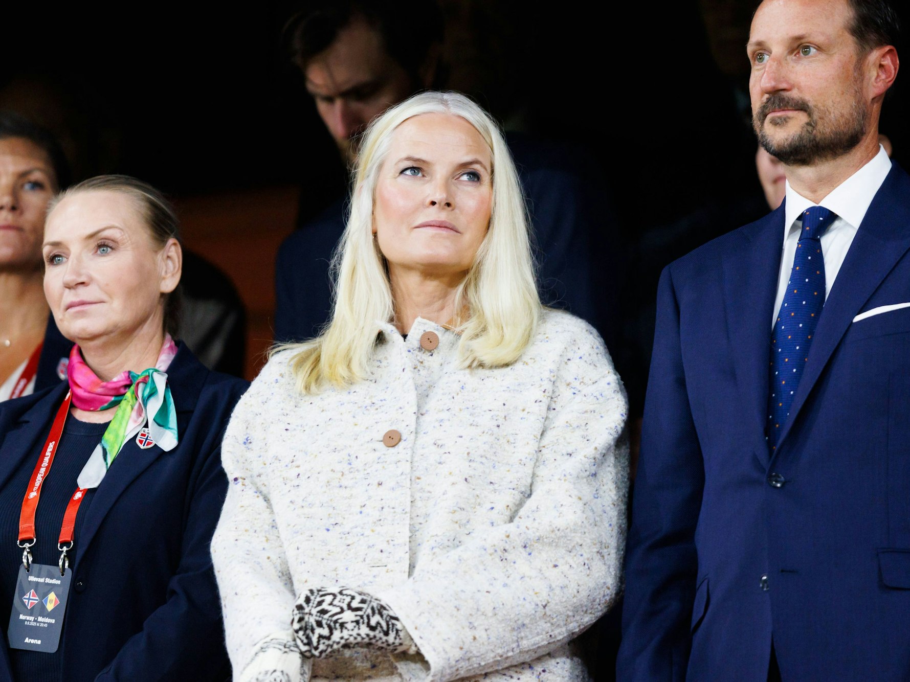 Mette-Marit steht neben Prinz Haakon.