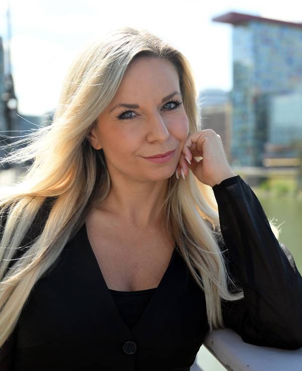 .Sängerin Carina Krogbäumke alias Carina Crone schaut in die Kamera.