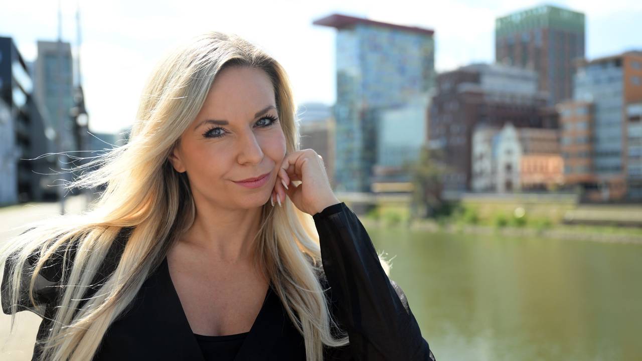 .Sängerin Carina Krogbäumke alias Carina Crone schaut in die Kamera.