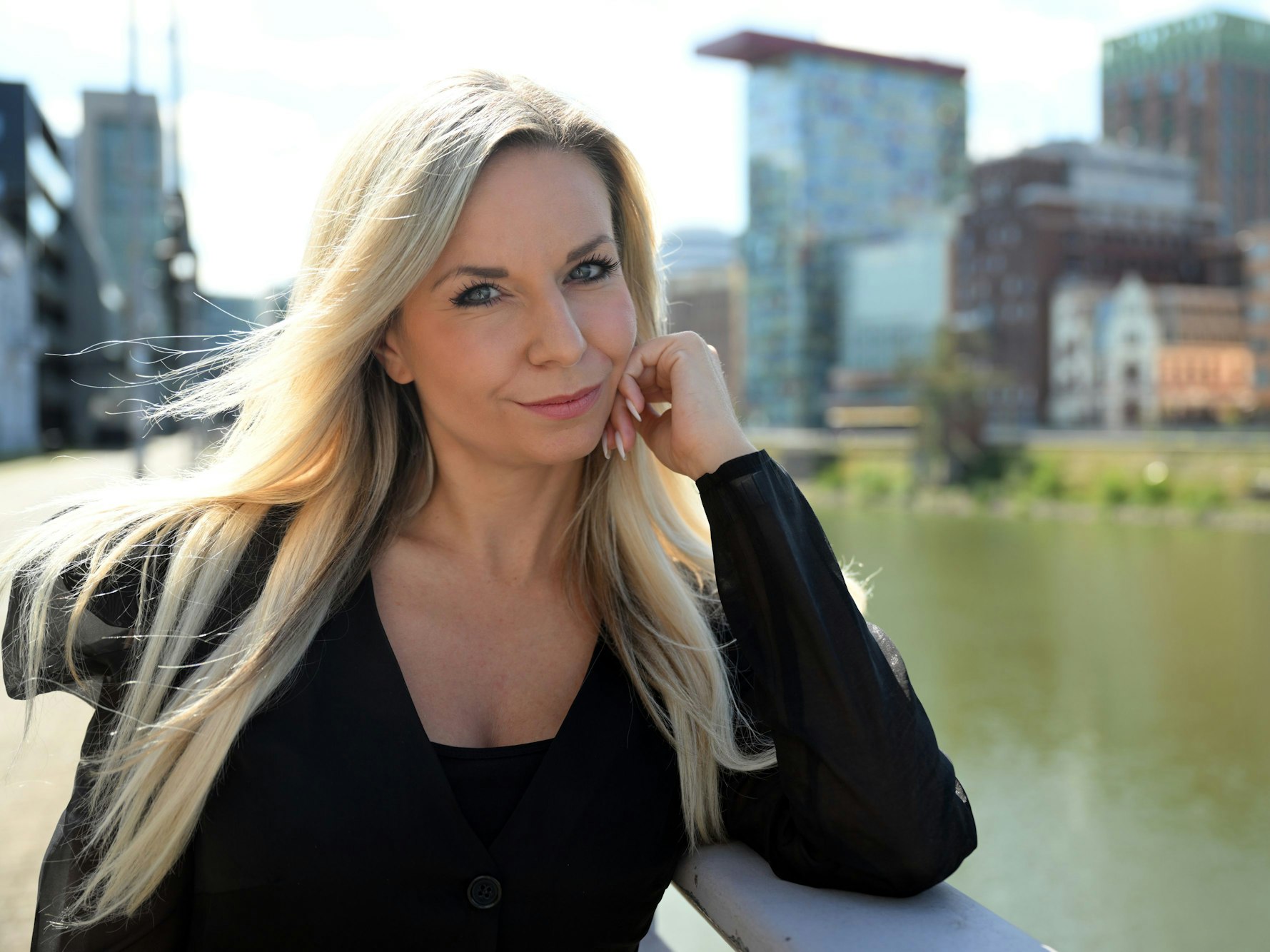 .Sängerin Carina Krogbäumke alias Carina Crone schaut in die Kamera.