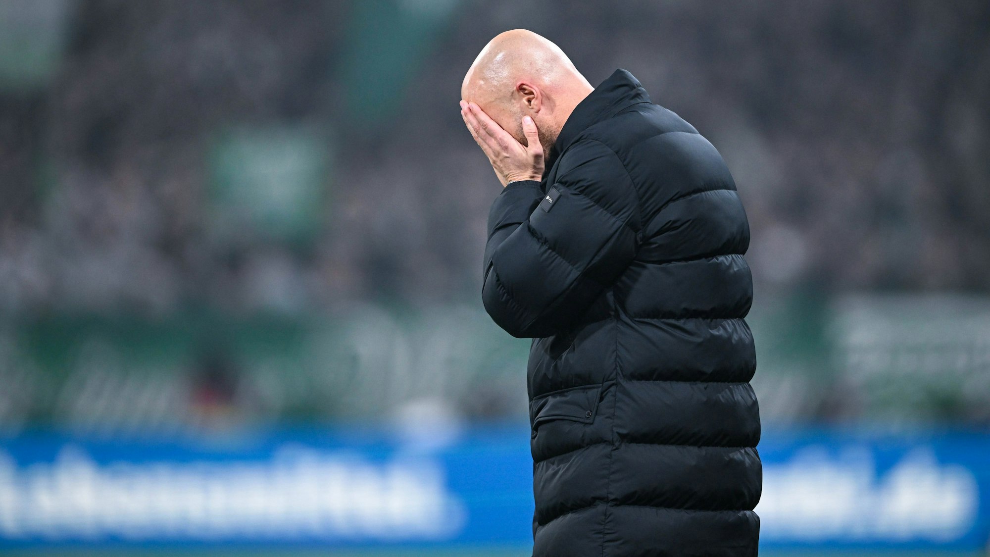 Trainer Paul Simonis vom VfL Wolfsburg schlägt frustriert die Hände vor das Gesicht.