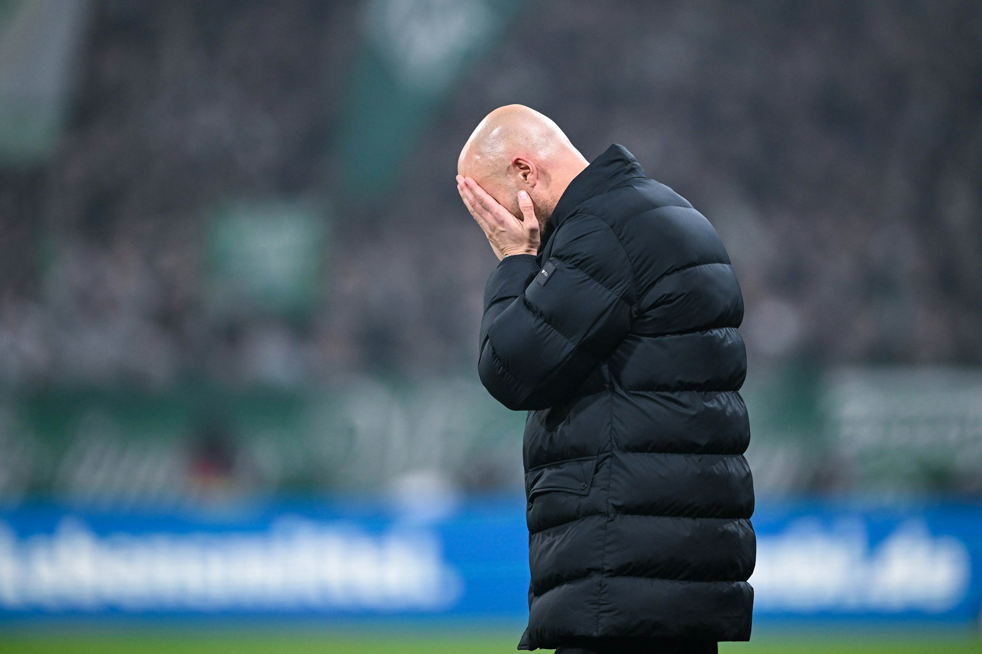 Paul Simonis vergräbt sein Gesicht in seinen Händen.