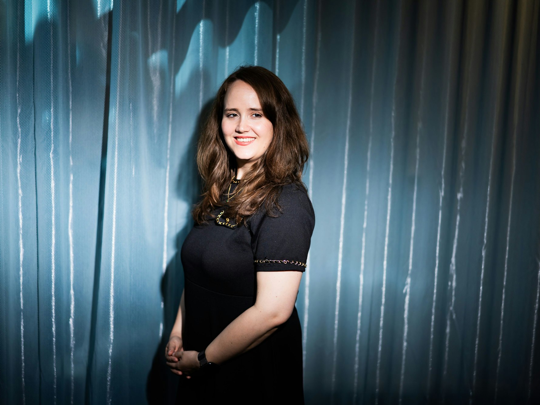 Ricarda Lang steht seitlich zur Kamera und lächelt