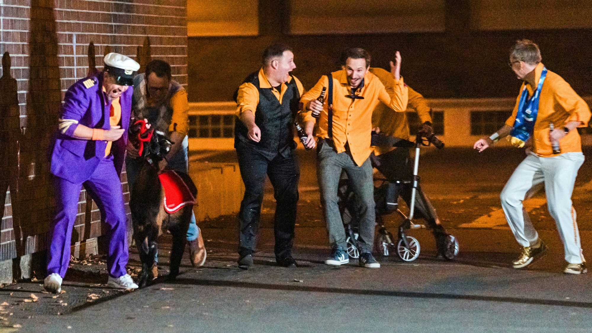 Szene aus dem Video der Band Tacheles. Geißbock Hennes wird entführt.