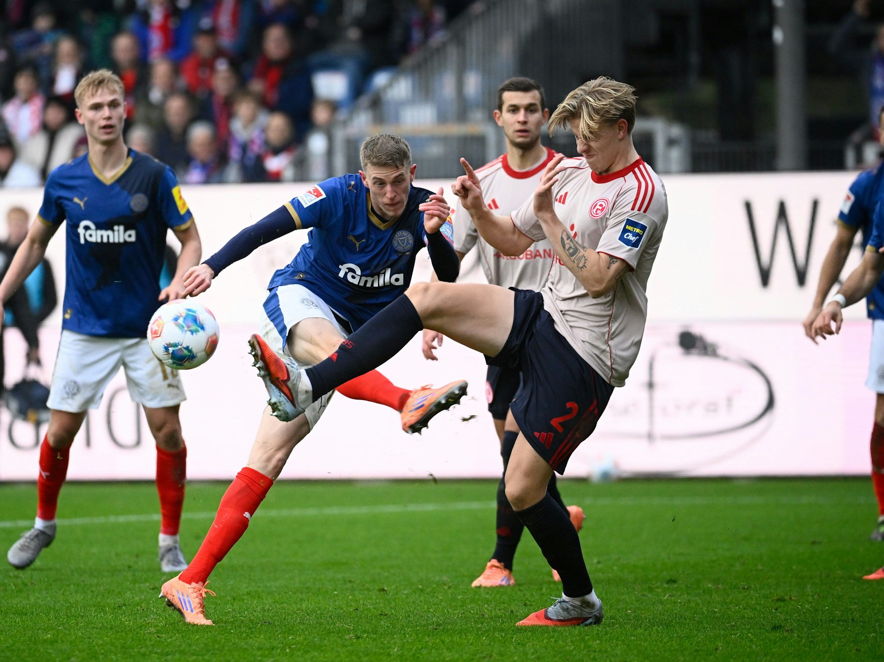 Alexander Bernhardsson (Holstein Kiel) versucht es gegen Jesper Daland (Fortuna Düsseldorf) mit einem Schuss auf das Tor.